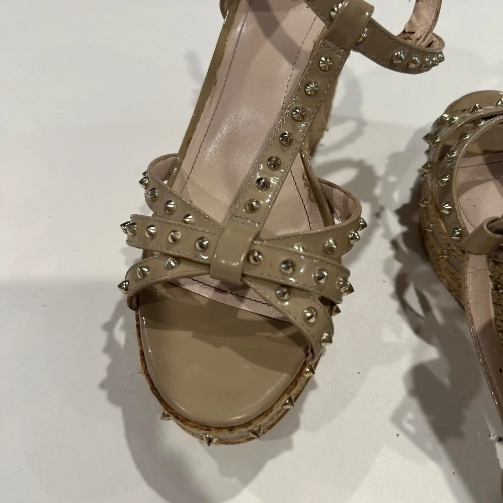 Vince Camuto Spiked, Tan, Patent Leather, Wedge Heels - Size‎ 7.5